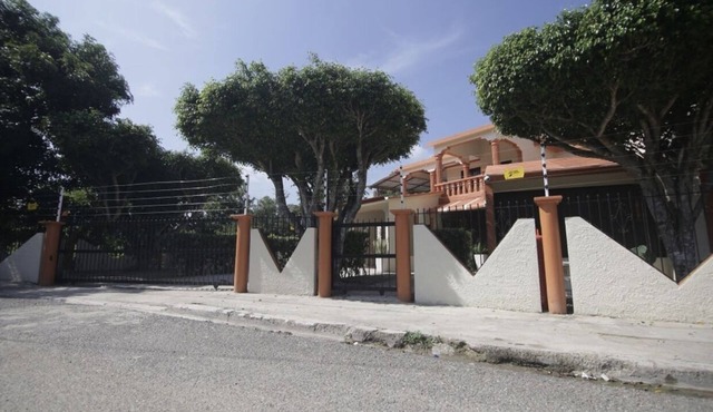 Luxury 5 Bedroom House 10 Mins From Airport