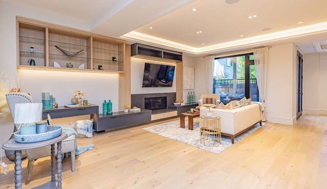 Luxury 5-bedroom Lakeshore Home