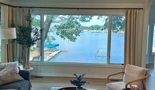 Luxury 5-bedroom Lakefront House! Beach, Sunset Views, All-Sports Lake