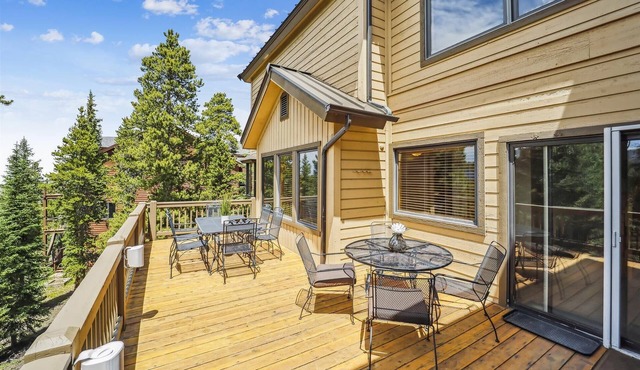 Luxury 5-bedroom Mountain View Lodge in Breckenridge, perfect for 12 guests with stunning views.