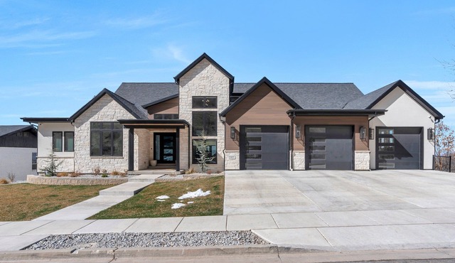 Luxury 5-bedroom retreat with pool, game room, indoor court & theater near BYU