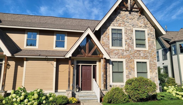 Luxury 5 bedroom ski house- 5 min from slopes