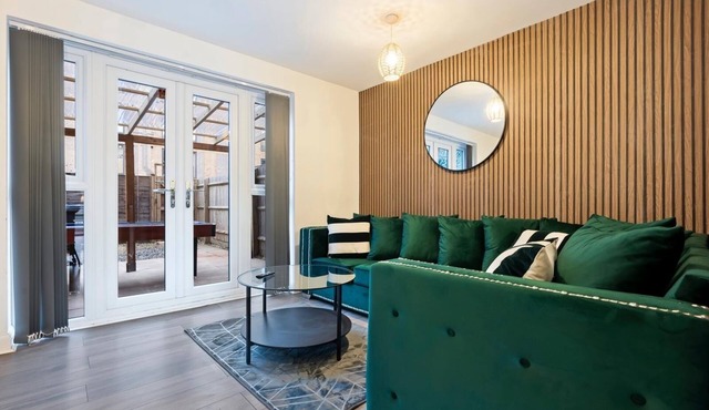 Luxury 5 bedroom Townhouse with pool table and FREE Parking