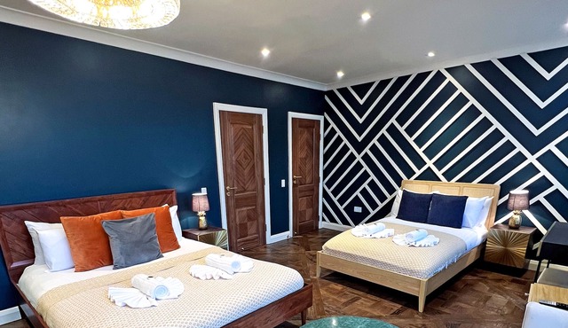 Luxury 5-Bedroom Townhouse in Jewellery Quarter, Birmingham City Centre - 7 Separate Beds, 3 Baths