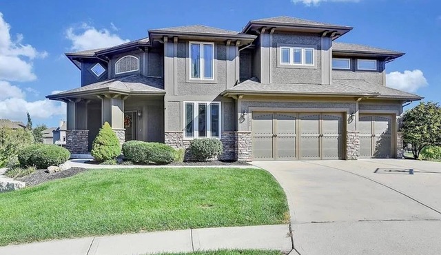 Luxury 5-bedroom, screened porch, deck, patio, fenced yard, waterfront.