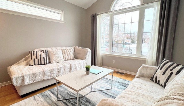 Luxury 5 bedroom Vacation Home with Office & Gym close to Forest, Trails, Shops