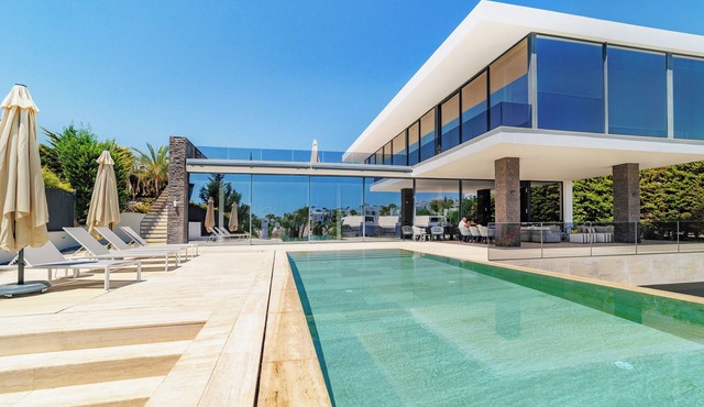 Luxury 5-bedroom villa in pleasant Marbella with pool, AC, cinema room