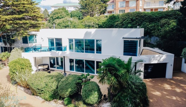 Luxury 5 bedroom Villa with Balcony and Sea Views