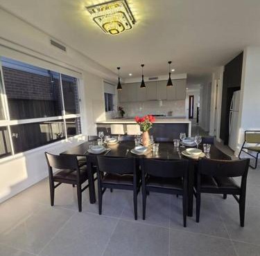 Luxury 5 Bedrooms 3 full Bathrooms home in centre of Rouse Hill