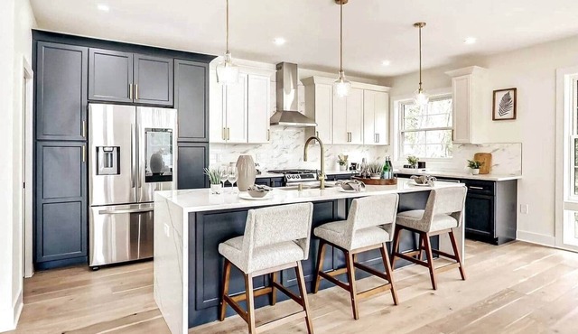 Luxury 5 BR 4 Baths Estate w/opt Bsmnt: Nonsmoking