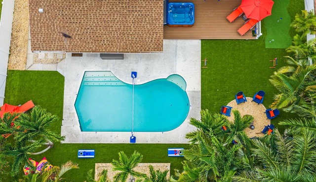 Luxury 5 BR Heated Pool House | 5 Min to Beaches!