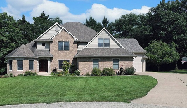 Luxury 5 BR home on private wooded lot near QC, w/hot tub, rec & fitness room