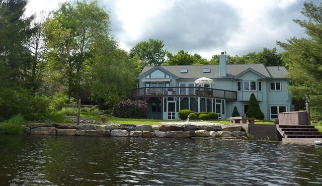 Luxury 5-BR LAKEFRONT Home with hot tub!