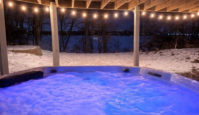Luxury 5 BR Lakefront Retreat - New Salt Cell Hot Tub!