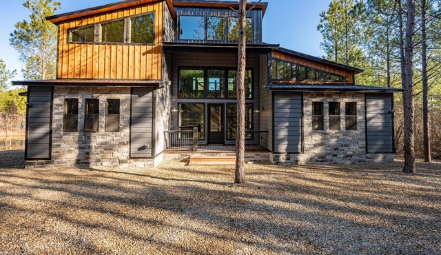 Luxury 5 BR retreat on Stocked Fishing Pond Treefort Playground 3 kayaks,17 🛏️
