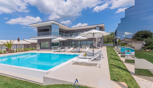 Luxury 5-BR Villa Oasis with Private Heated Pool Near the Coast