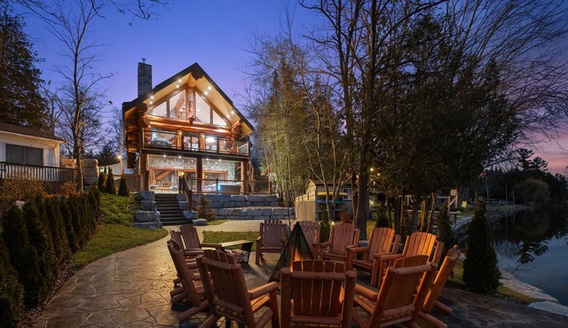 Luxury 5-BR Waterfront Log Home w/Sauna, Hot Tub, Fireplace & Game Room