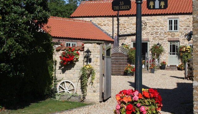 LUXURY 5* GOLD CONVERTED BARN WITH HOT TUB.TRADITIONAL VILLAGE NORTH OF LINCOLN