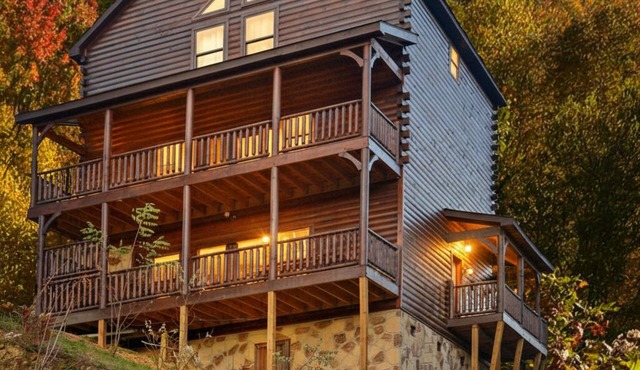 Luxury 5 King Suites, 5 Bath Log Cabin Close to Town & Trolley