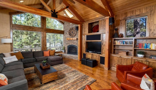 Luxury, 5 On-Suites, Hot Tub, Ping Pong, Arcade, Pool Table, Free EV Charging!