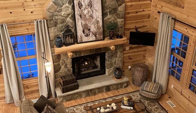 Luxury 5-star Cabin-Perfect family/couples retreat. Walkable lake/heated pool!