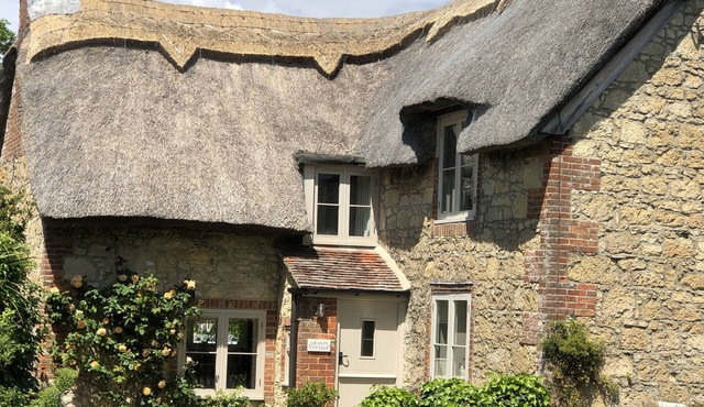 Luxury 5 star chocolate box thatched cottage close to west Wight beaches