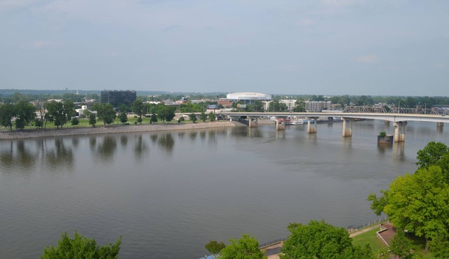 Luxury 5 star condo on the river! Walking distance to everything downtown!