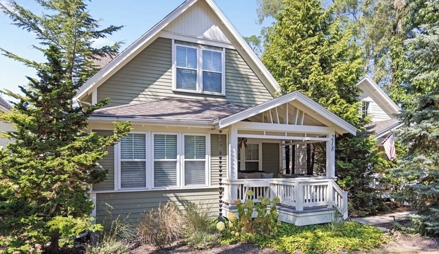 Luxury 5 Star Cottage with Pool; summer filling up fast - walk to beach/downtown