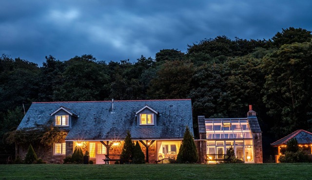 Luxury 5 star cottage with 7 bedrooms and hot tub