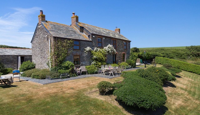 Luxury 5 star Farmhouse near padstow, wifi, fishing, bird hide, stunning views