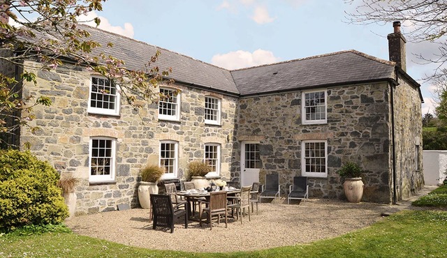 Luxury 5-star farmhouse on the Lizard Peninsula near the Cornish coast