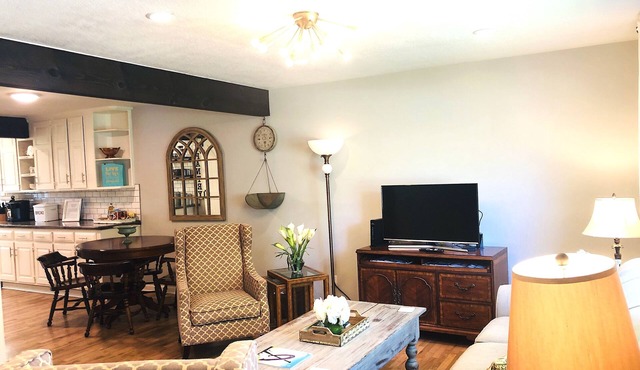 Luxury 5-Star Home ~ Location~Fenced Yard~Families~Couples~King Bed
