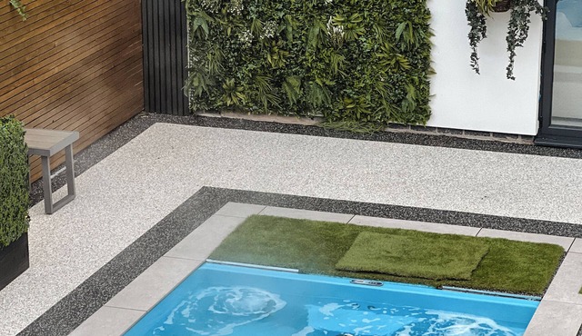 Luxury 5 star house in Cheshire with heated swimming pool and outdoor bar