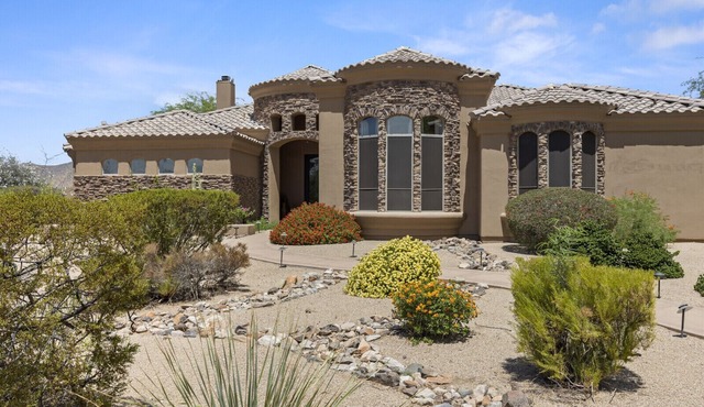 Luxury 5200sf/1 acre Desert Villa w pool/spa/mountain views