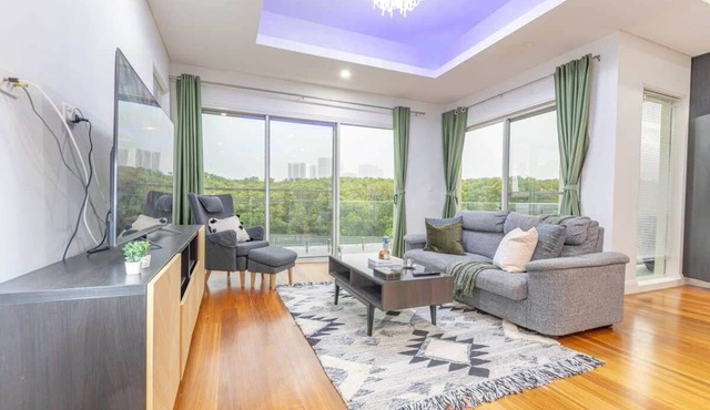 Luxury 5BD house w water view in Melrose Park