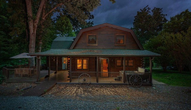 Luxury 5BDR Retreat Log Cabin and Horses