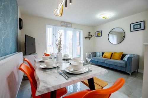 Luxury 5BDR with City Access, Free Parking and Wi-Fi