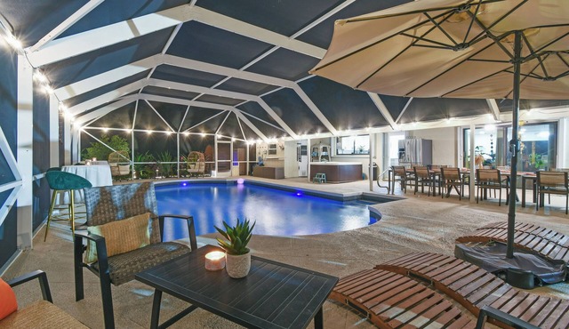 Luxury 5BR 17 Beds Retreat | Pool | Spa | Sauna | Fire Pit