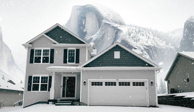 Luxury 5BR 3.5B sleeps 17 w/Hot Tub, Home Theater near Skiing, Golf, & Bars