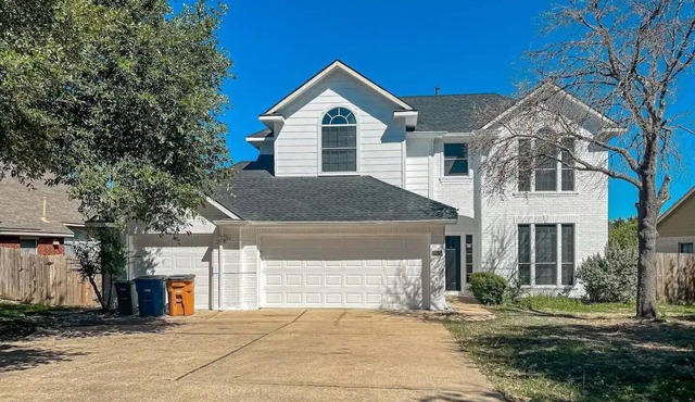 Luxury 5BR, 3BA Austin Retreat ~ Pool~ Parking
