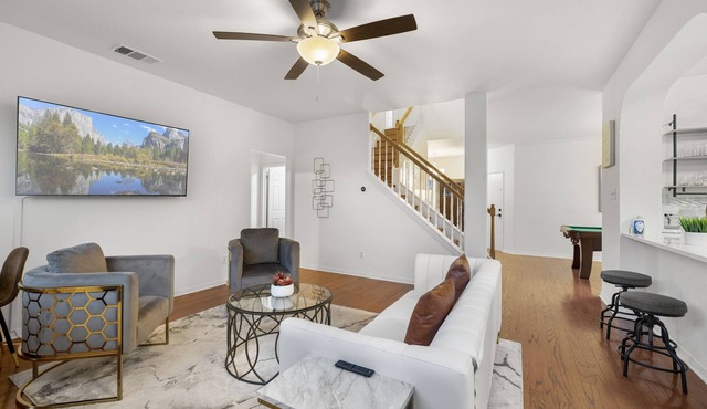 Luxury 5BR, 3BA Austin Retreat ~ Pool~ Parkingn
