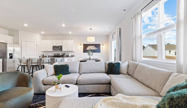Luxury 5BR/3BT+Game Room+ Office+ Near Beach