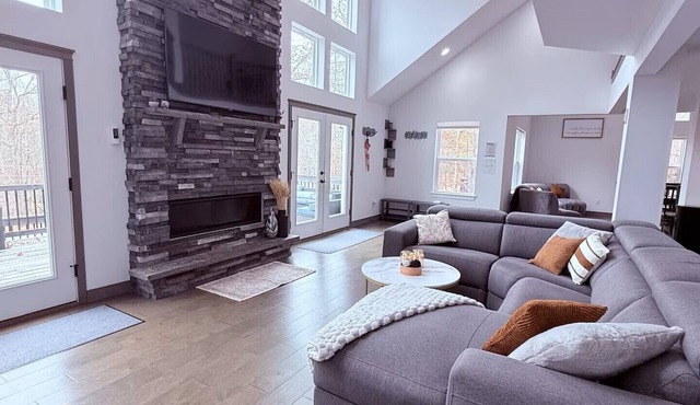 Luxury 5BR Chalet with Lake, Pool, Ski, Game Room, 2 Decks and Sleeps 14