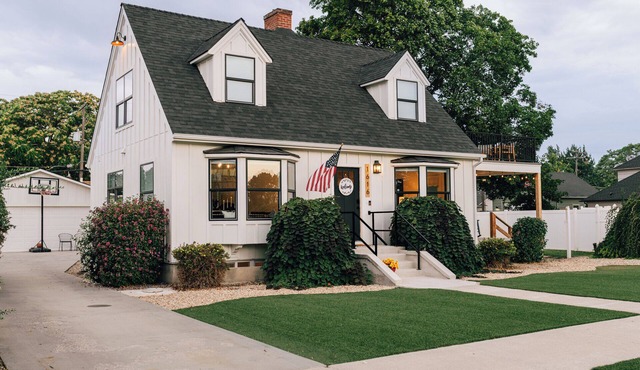 Luxury 5BR Escape Sleeps 11 Patio Golf Views Hot Tub Reading Nooks