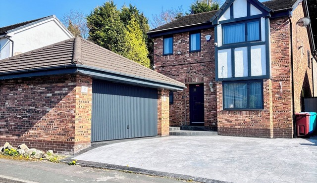 Luxury 5BR Family Home Near City Centre