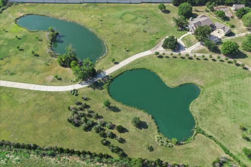 Luxury 5BR French Country Estate, 7 Acres , Private Pond , Sleeps 12 , Wylie TX