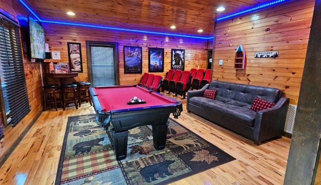 Luxury 5BR Gatlinburg Cabin | Sleeps 16 | Hot Tub Theater Pets OK