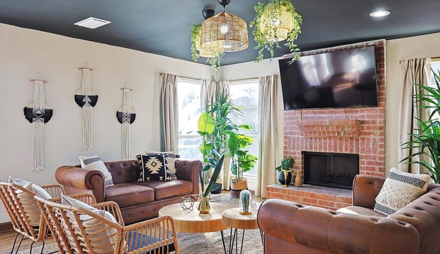 Luxury 5BR Getaway w/Pool, Hot Tub & Cinema