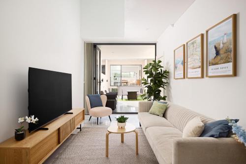 Luxury 5BR Home - Park Views - Near CBD & Airport