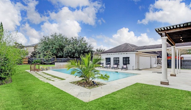 Luxury ✨ 5BR Home. PRIVATE 🏝WATERFALL POOL ! 15 Min from Downtown Houston.
